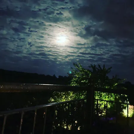 Retreat With Private Hot Tub 度假居