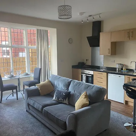 Modern 1 Bed Uphill Apartment *