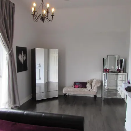 Marina View Holiday Let, Burton Waters, Holiday home