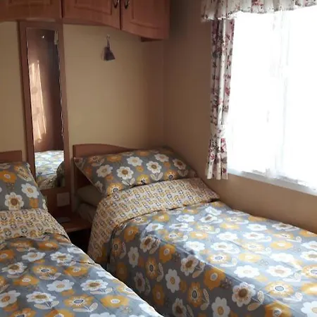 Campsite Caravan 8 Berth With Private Fishing *