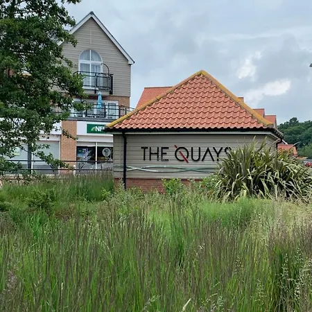 Marina View Holiday Let, Burton Waters, Holiday home *