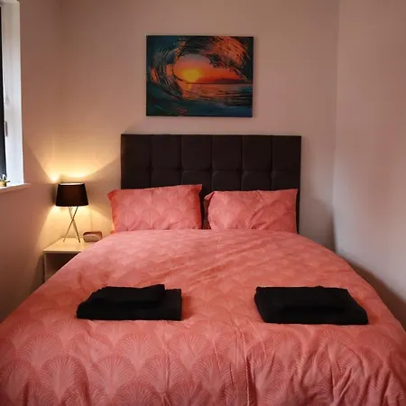 Beautiful & Quiet 2 Bed House - Centre Next To Hospital And Just 10min From The Cathedral Apartment
