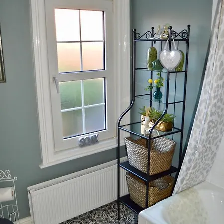 Holiday home Cathedral Quarter House With Free Secure Driveway Parking For 2 Cars *