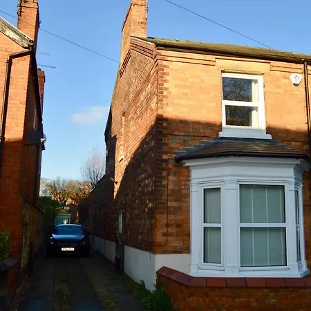 Cathedral Quarter House With Free Secure Driveway Parking For 2 Cars
