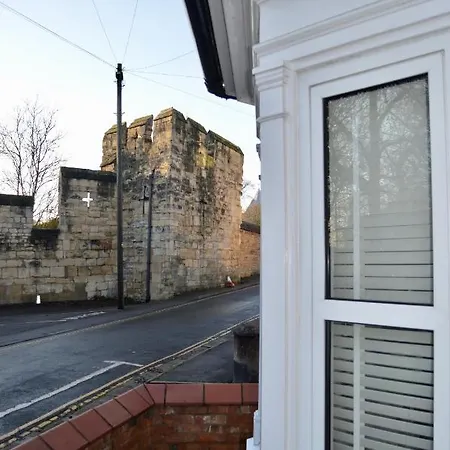 Holiday home Cathedral Quarter House With Free Secure Driveway Parking For 2 Cars *