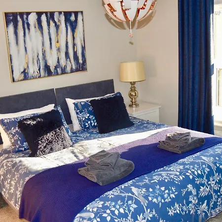 Cathedral Quarter House With Free Secure Driveway Parking For 2 Cars Holiday home *