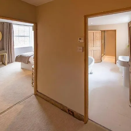 No.25 Steep Hill - Award Winning Street, Cathedral Quarter, - Free Parking