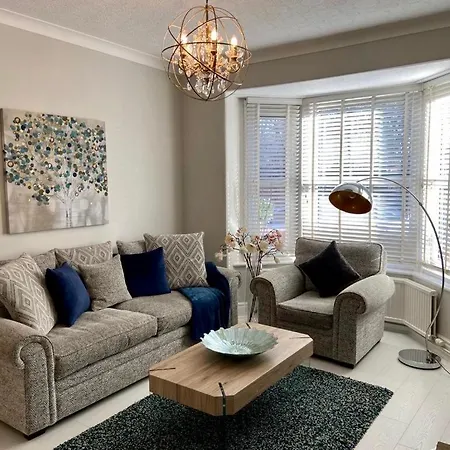 Holiday home Cathedral Quarter House With Free Secure Driveway Parking For 2 Cars