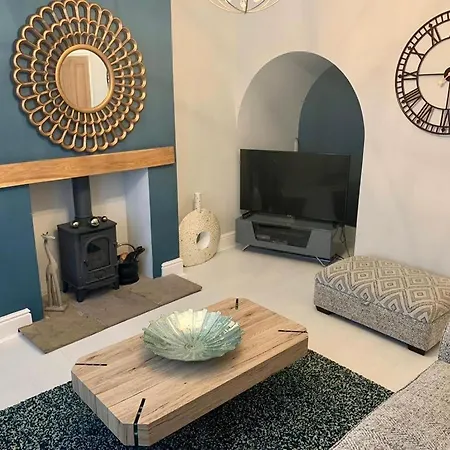 Cathedral Quarter House With Free Secure Driveway Parking For 2 Cars