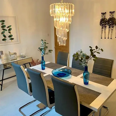 Cathedral Quarter House With Free Secure Driveway Parking For 2 Cars