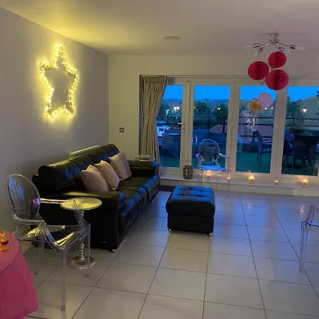Marina View Holiday Let, Burton Waters, Holiday home