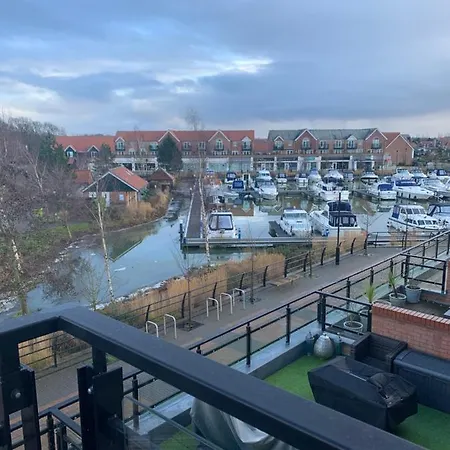 Marina View Holiday Let, Burton Waters, *