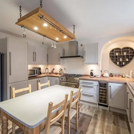 No.25 Steep Hill - Award Winning Street, Cathedral Quarter, - Free Parking *