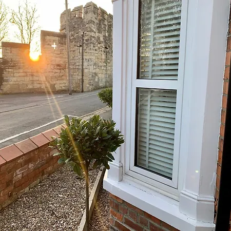 Cathedral Quarter House With Free Secure Driveway Parking For 2 Cars Holiday home