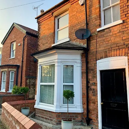 Cathedral Quarter House With Free Secure Driveway Parking For 2 Cars Holiday home Lincoln