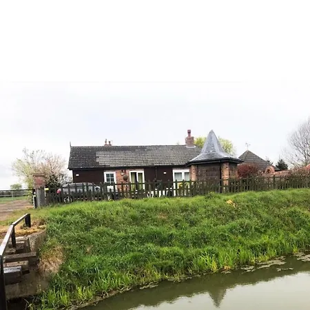 Retreat With Private Hot Tub * Lincoln