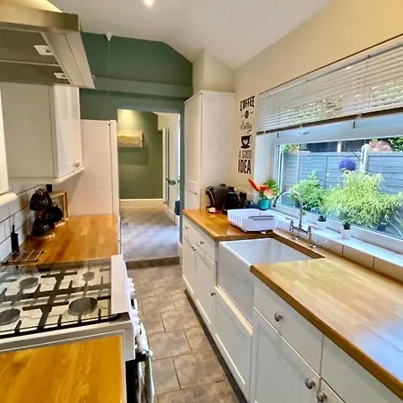 Cathedral Quarter House With Free Secure Driveway Parking For 2 Cars Holiday home Lincoln
