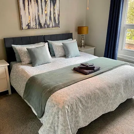 Holiday home Cathedral Quarter House With Free Secure Driveway Parking For 2 Cars