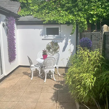 Cathedral Quarter House With Free Secure Driveway Parking For 2 Cars Holiday home *