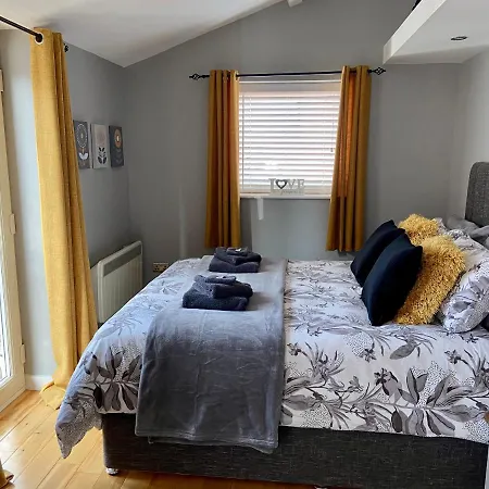 Detached One Bedroom House Near To Castle And Cathedral *