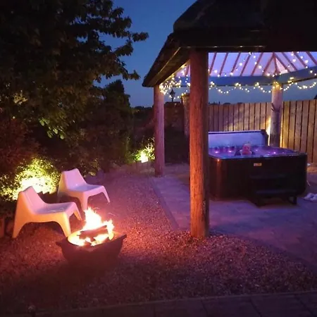 Retreat With Private Hot Tub Lincoln