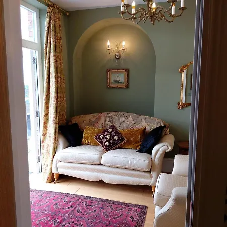 The Rector's Retreat At The Old Vicarage Apartment