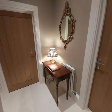 The Rector's Retreat At The Old Vicarage Apartment