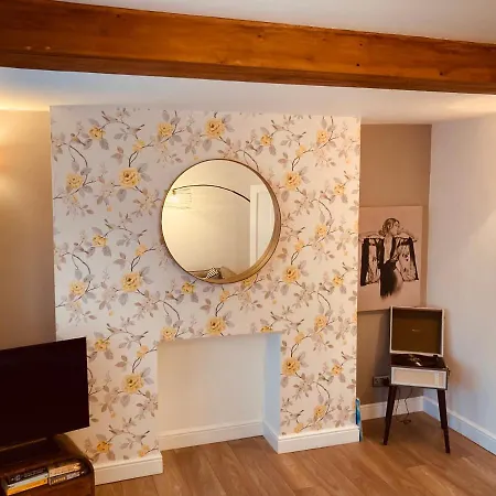 Cosy Four Miles From Centre *