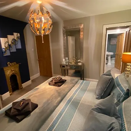 Holiday home Cathedral Quarter House With Free Secure Driveway Parking For 2 Cars