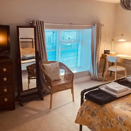 Cosy Four Miles From Centre Holiday home *