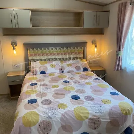Tattershall Lakes Mini Breaks - The Avenue Holiday home *