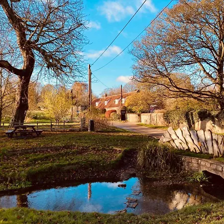 Cosy Four Miles From Centre *
