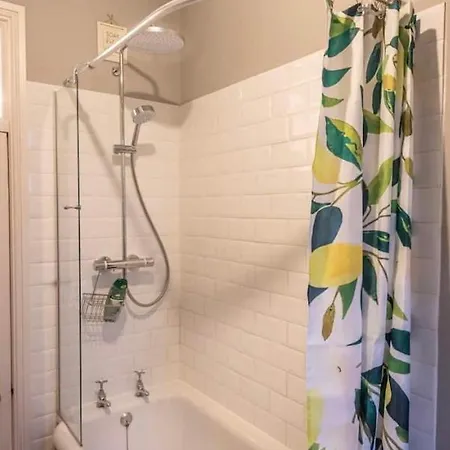 Choristers Mews: Luxury A Stones Throw From The Cathedral! Holiday home