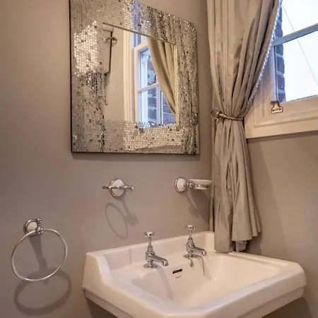 Choristers Mews: Luxury A Stones Throw From The Cathedral! *