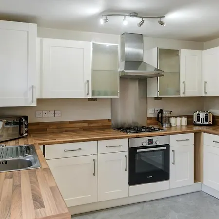 Comfortable 3 Bed Apartment Lincoln