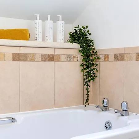 Centre Charming 2 Bed Lovely Apartment-snugstaff
