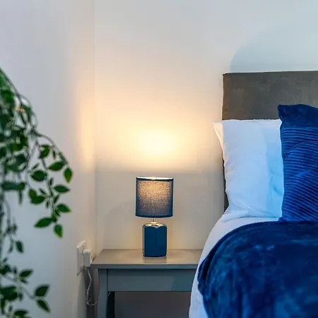 The Holt-ideal For Contractors- Sylish 2 Bedrooms Apartment-parking Guest house *
