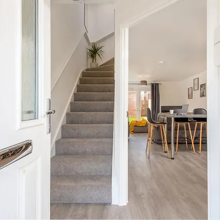 The Holt-ideal For Contractors- Sylish 2 Bedrooms Apartment-parking Guest house