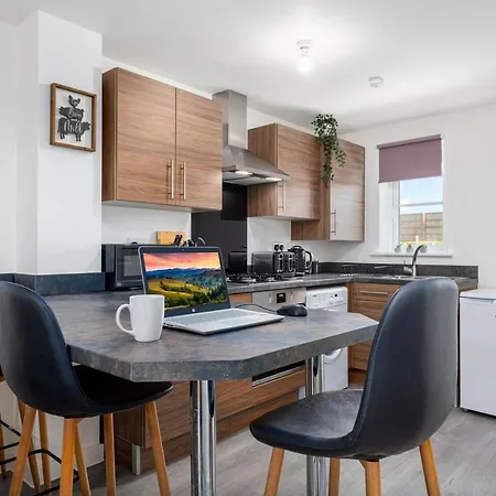 Guest house The Holt-ideal For Contractors- Sylish 2 Bedrooms Apartment-parking