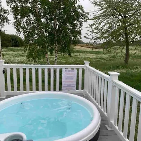 Lovely 3-bed Caravan With Hot Tub In Lincolnshire * Lincoln