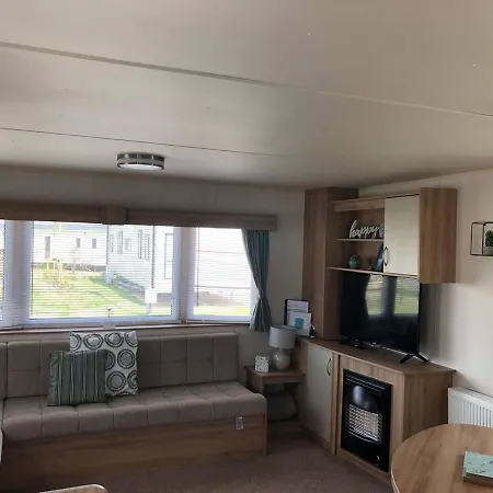 Lovely 3-bed Caravan With Hot Tub In Lincolnshire Holiday home Lincoln
