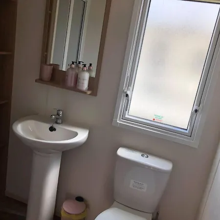 Lovely 3-bed Caravan With Hot Tub In Lincolnshire *