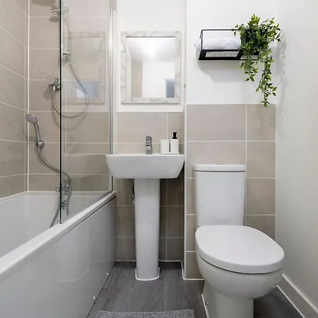 The Holt-ideal For Contractors- Sylish 2 Bedrooms Apartment-parking Guest house