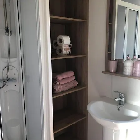 Lovely 3-bed Caravan With Hot Tub In Lincolnshire Lincoln