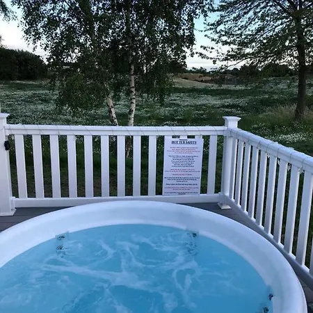 Holiday home Lovely 3-bed Caravan With Hot Tub In Lincolnshire Lincoln