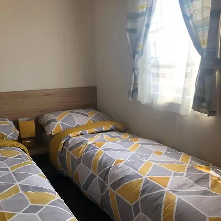Holiday home Lovely 3-bed Caravan With Hot Tub In Lincolnshire Lincoln