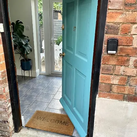 Holiday home Cathedral Quarter House With Free Secure Driveway Parking For 2 Cars