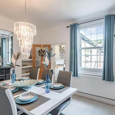Holiday home Cathedral Quarter House With Free Secure Driveway Parking For 2 Cars