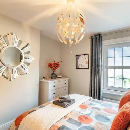 Holiday home Cathedral Quarter House With Free Secure Driveway Parking For 2 Cars *