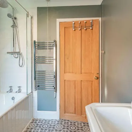 Cathedral Quarter House With Free Secure Driveway Parking For 2 Cars Holiday home Lincoln
